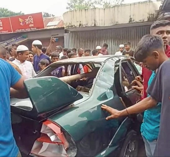 সিরাজগঞ্জ সদর উপজেলায় দুর্ঘটনার পর প্রাইভেট কারটি আটক করেন স্থানীয় বাসিন্দারা। আজ শুক্রবার সকাল সাড়ে সাতটার দিকে সিরাজগঞ্জ-কড্ডা আঞ্চলিক সড়কের কাশিয়াহাঁটা এলাকায়ছবি: প্রথম আলো