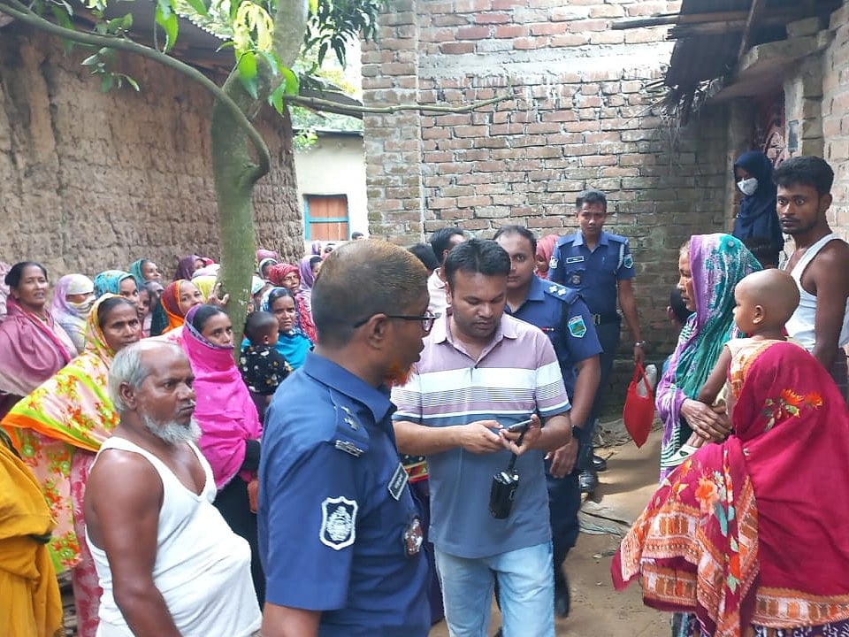 জয়পুরহাট সদর উপজেলায় গৃহবধূ রোকেয়া বেগমের হত্যার খবর পেয়ে ভিড় করেন স্থানীয় লোকজন। উপস্থিত ছিলেন পুলিশ সদস্যরাও। আজ সকালে উপজেলার বড়তাজপুর গ্রামেছবি: প্রথম আলো