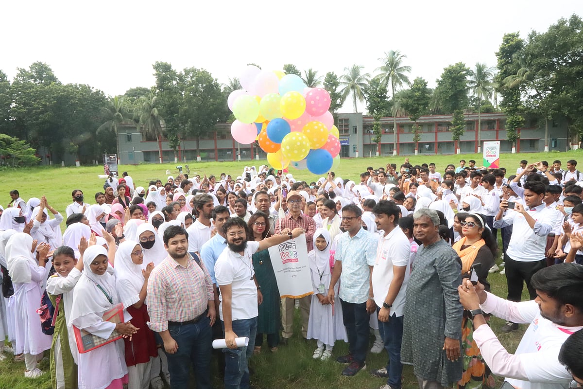 রাজশাহীতে বিজ্ঞান উৎসবের উদ্বোধন করেন অতিথিরা। আজ শনিবার সকালে টিচার্স ট্রেনিং কলেজ মাঠেছবি: শহীদুল ইসলাম