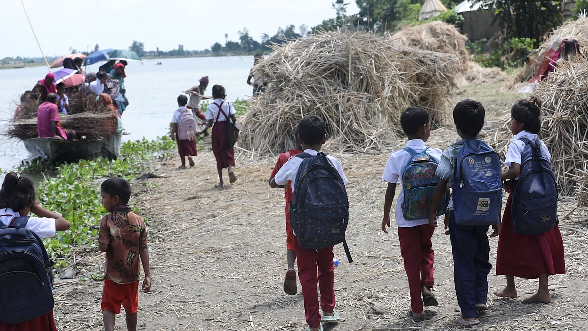 দল বেঁধে খেয়াঘাটের দিকে চলেছে শিক্ষার্থীরা
