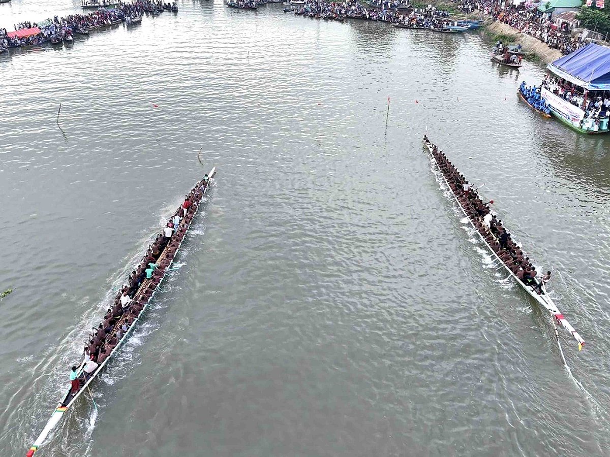 নাটোরের গুরুদাসপুর উপজেলার বিলসা গ্রামে চলনবিলের আত্রাই নদ অংশে গতকাল বিকেলে আয়োজিত হয় নৌকাবাইচ প্রতিযোগিতা। গতকাল তোলাছবি: প্রথম আলো