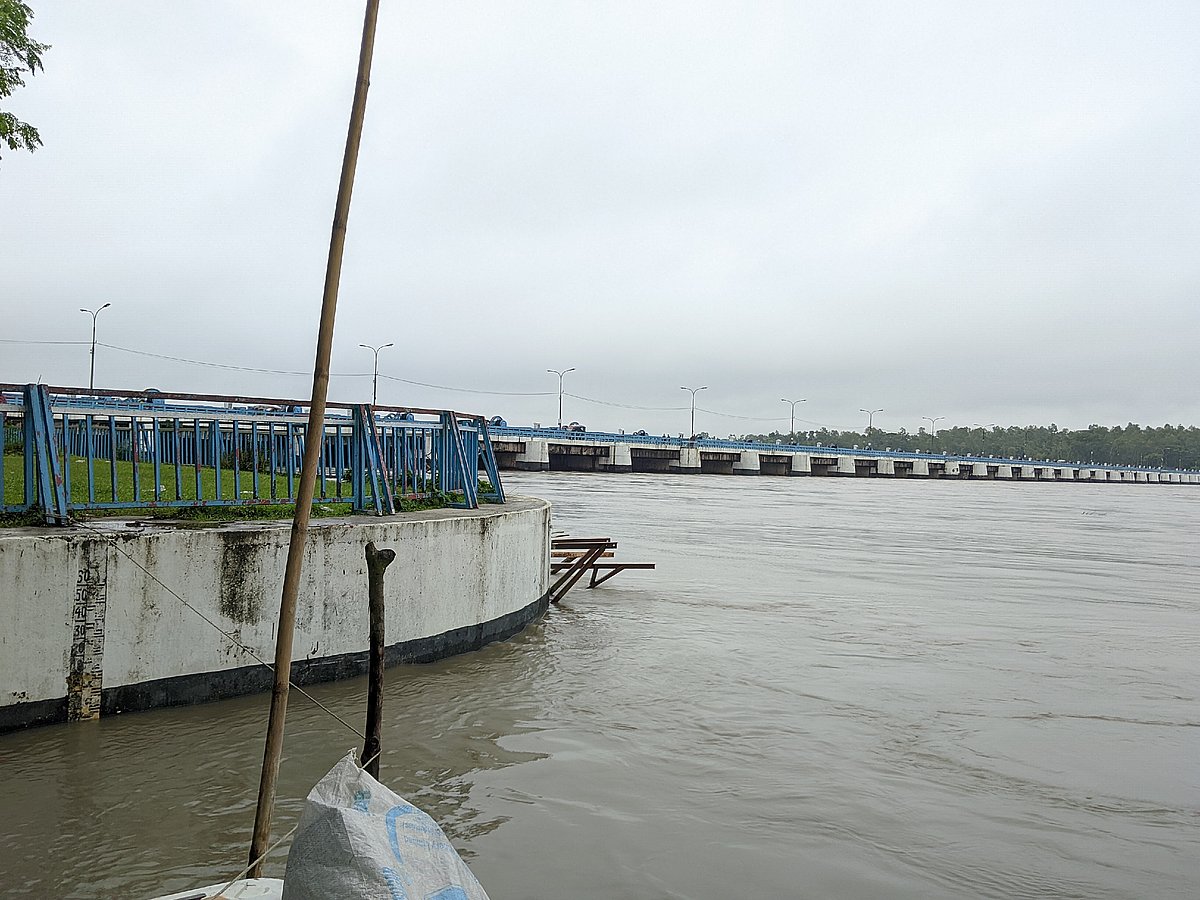 ভারী বর্ষণ ও উজানের পাহাড়ি ঢলে তিস্তা নদীর পানি বৃদ্ধি পেয়ে বিপৎসীমার ৬ সেন্টিমিটার নিচ দিয়ে প্রবাহিত হচ্ছে। আজ রোববার বিকেলে লালমনিরহাট জেলার দোয়ানীতে অবস্থিত তিস্তা ব্যারাজ এলাকায়ছবি: প্রথম আলো