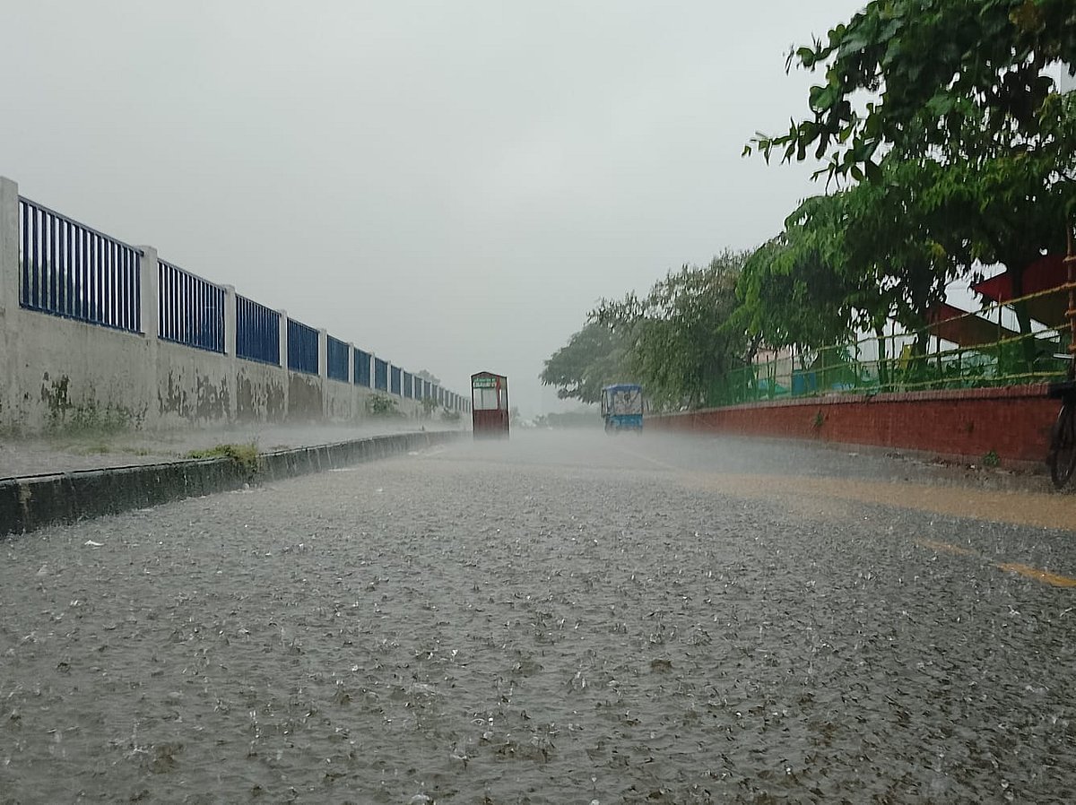 রাজধানীতে বেড়েছে বৃষ্টি। বেলা পৌনে ১২টার দিকে উত্তরা থেকে তোলাছবি: খালেদ সরকার
