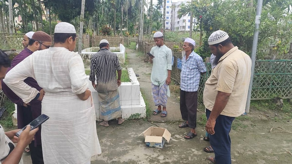 কাগজের বাক্সে করে দাফনের জন্য নবজাতকটিকে কবরস্থানে দিয়ে যান অজ্ঞাত এক যুবক। রোববার চাঁদপুর পৌর কবরস্থানেছবি: সংগৃহীত