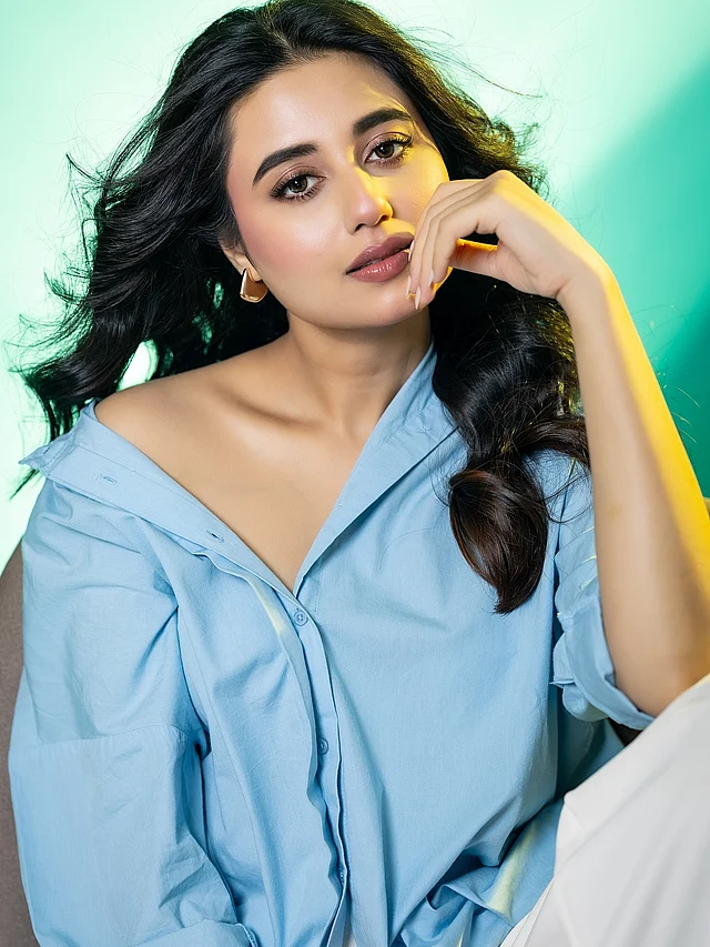 কানে ছোট স্টাড আর হালকা মেকওভারে লুক একেবারেই কমপ্লিট যাকে বলে।