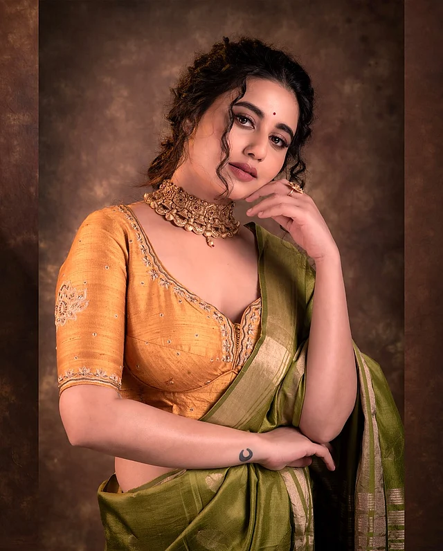 খাঁটি দেশি সাজে আবেদনময়ী স্বস্তিকা পরেছেন ট্র্যাডিশনাল স্টাইলের ডিপনেক ব্লাউজ