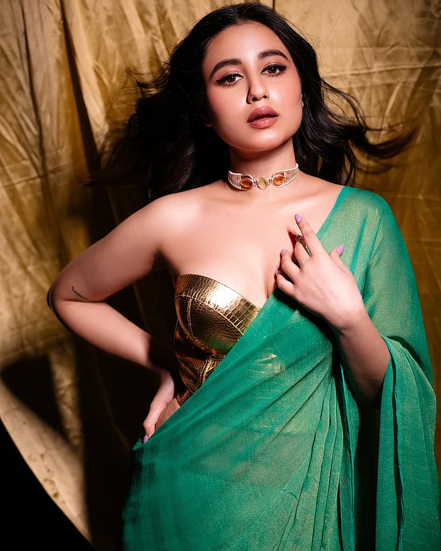 ন্যুড লিপস, খোলা চুল আর ছোট চোকারে চমৎকার হয়েছে পুরো সাজ