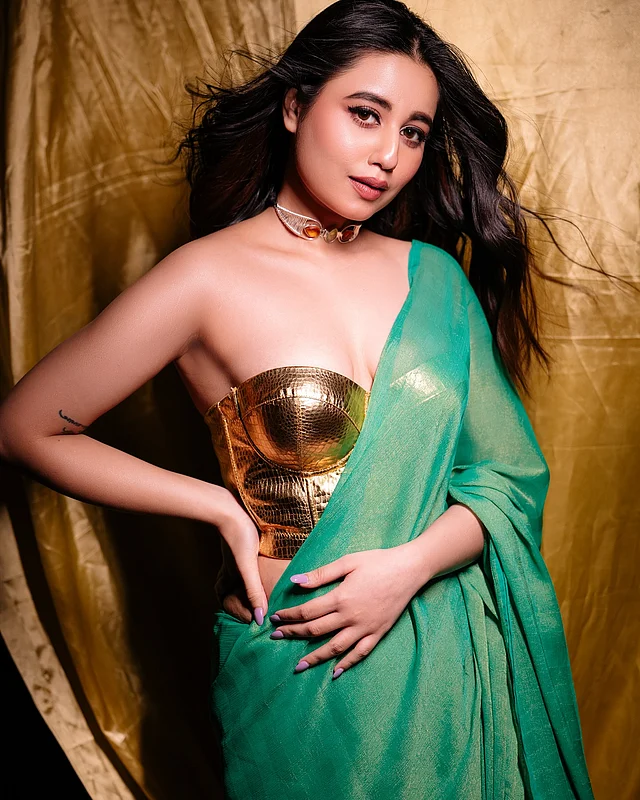 ঝলমলে সোনালি করসেটে আকর্ষণ ছড়াচ্ছেন স্বস্তিকা