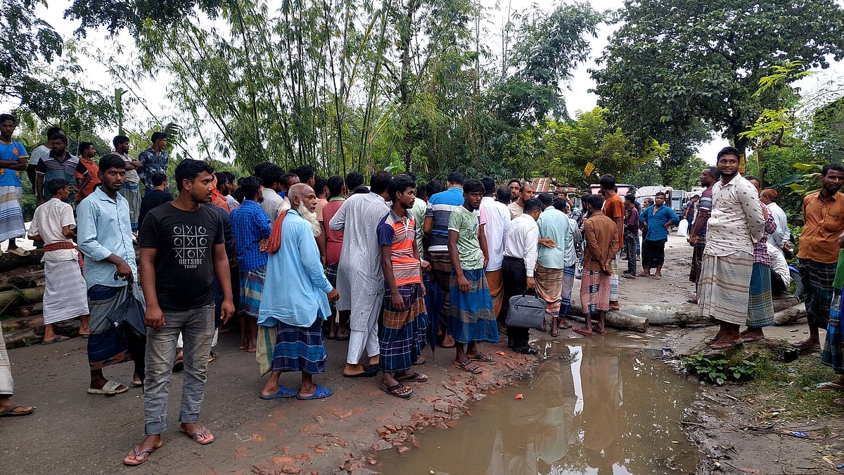 কুড়িগ্রামে সারের দাবিতে সড়ক অবরোধ করে কৃষকদের বিক্ষোভ। রোববার বিকেলে ভূরুঙ্গামারী উপজেলার পাইকেরছড়া এলাকার ভূরুঙ্গামারী-সোনাহাট স্থলবন্দর সড়কেছবি: প্রথম আলো