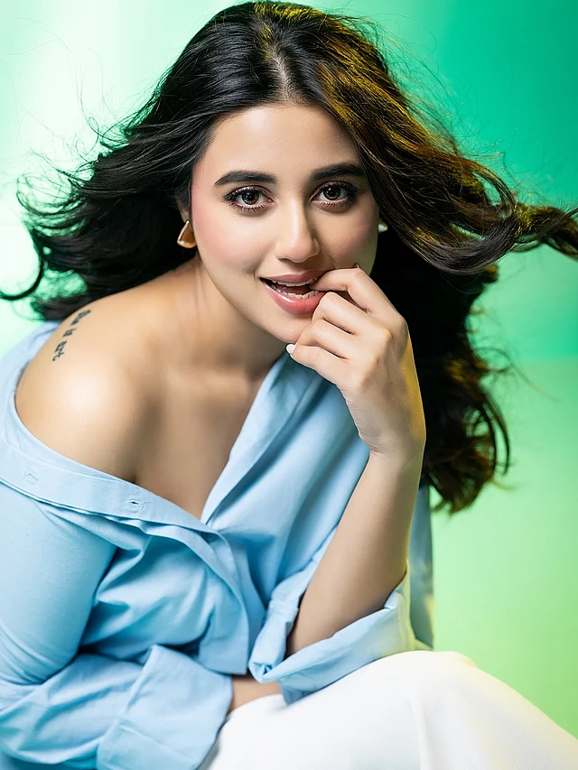  উত্তাপ ছড়াতে বেশি কিছু করতে হয় না স্বস্তিকাকে। একটি স্কাই ব্লু শার্ট ওয়ান শোল্ডার স্টাইলে বোতাম খুলে পরে ফেললেই হলো। সঙ্গে সাদা প্যান্ট