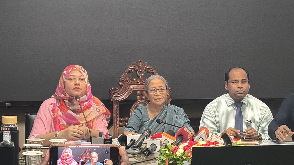 আজ সোমবার দুপুরে কুড়িগ্রাম জেলা প্রশাসকের কার্যালয়ের সম্মেলনকক্ষে সাংবাদিকের সঙ্গে এক মতবিনিময় সভায় অংশ নেন মৎস্য ও প্রাণিসম্পদ মন্ত্রণালয়ের উপদেষ্টা ফরিদা আখতারছবি: প্রথম আলো