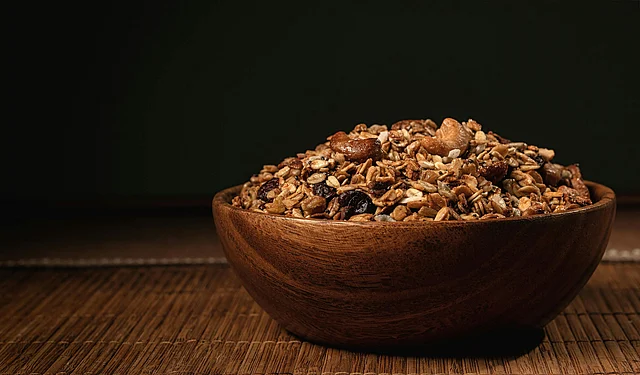 সবুজ শাকসবজি ছাড়াও ডাল, ছোলা, ওটস, সম্পূর্ণ শস্য, ফলের খোসা, বাদাম ও বীজ খাদ্য আঁশের ভালো উৎস