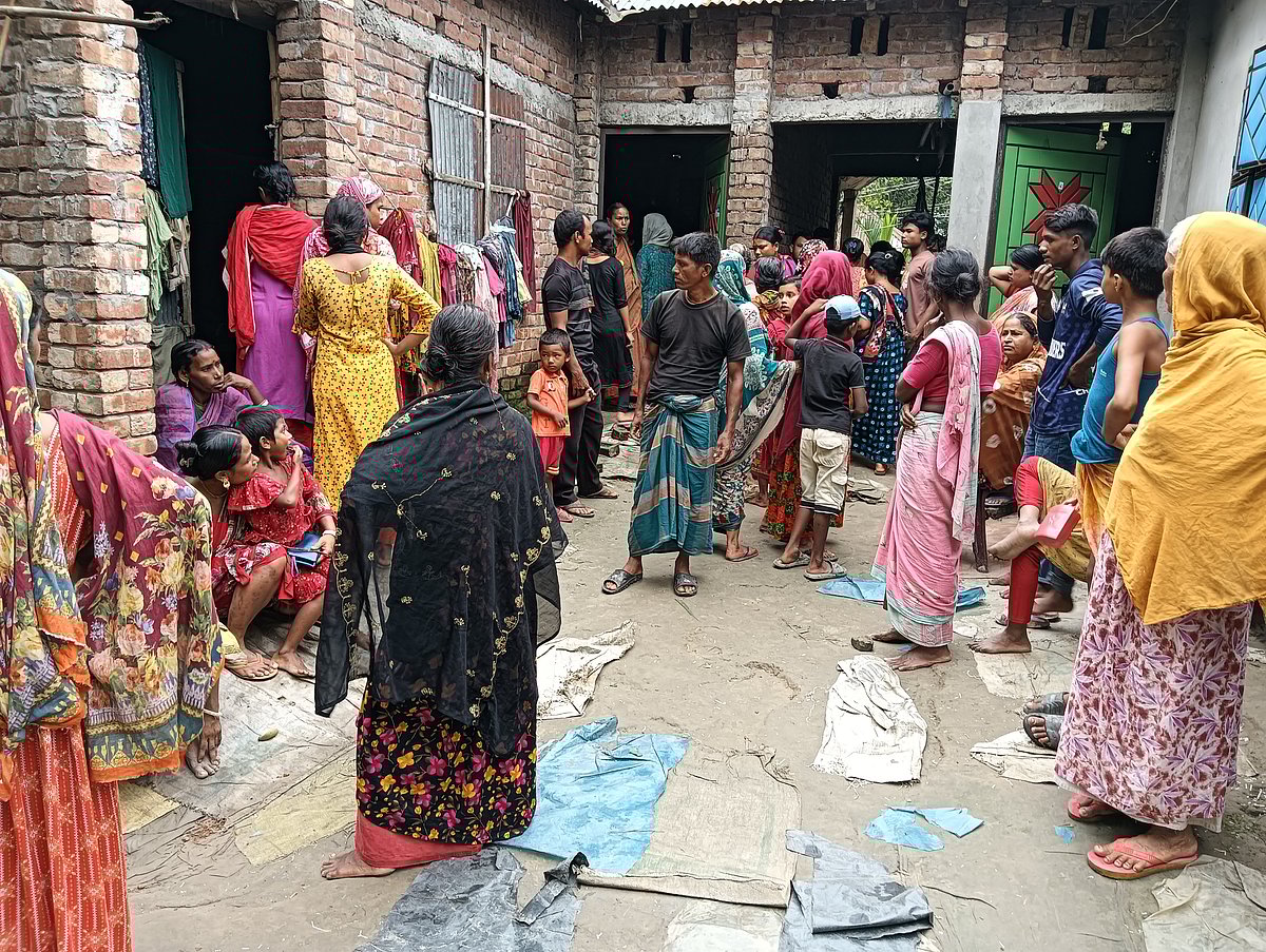 তারাগঞ্জে মায়ের হাতে খুন হওয়া পাঁচ মাসের শিশুর লাশ দেখতে তাদের বাড়িতে ভিড় করছেন এলাকাবাসী। আজ সোমবার সকালেছবি: প্রথম আলো