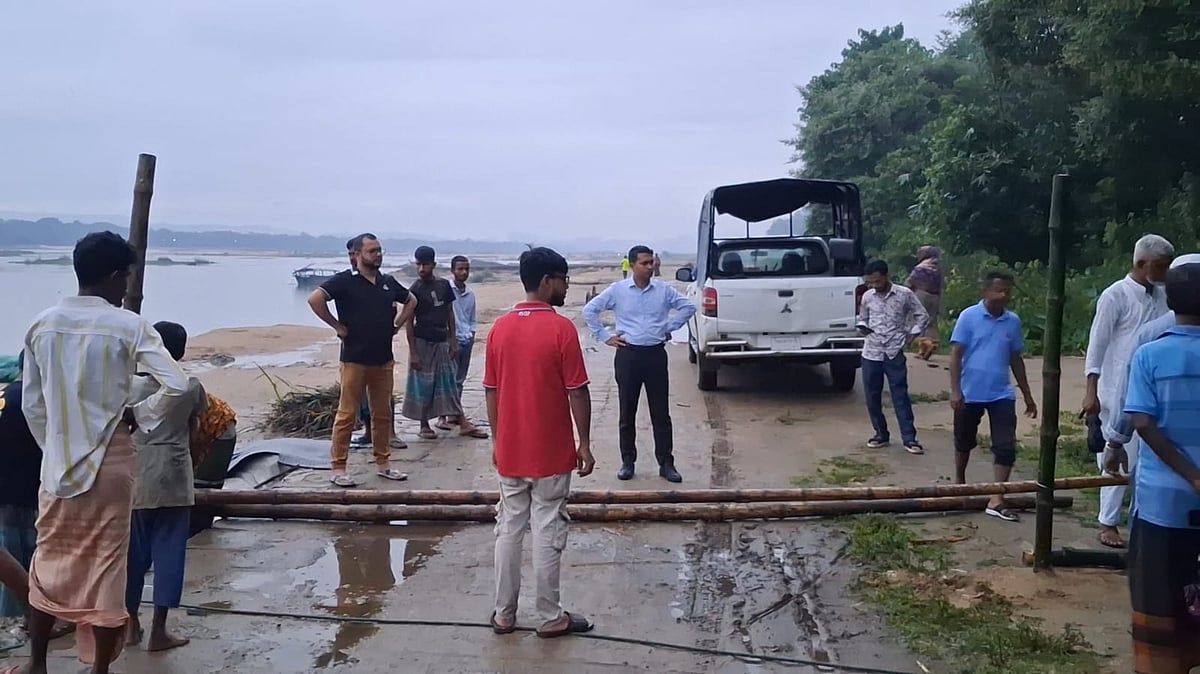 সোমেশ্বরী নদীতে বালু তোলা বন্ধে বিভিন্ন পয়েন্টে বাঁশের বেড়া দিয়েছে প্রশাসন। গতকাল রোববার সন্ধ্যায় সোমেশ্বরী সেতু এলাকাছবি: প্রথম আলো