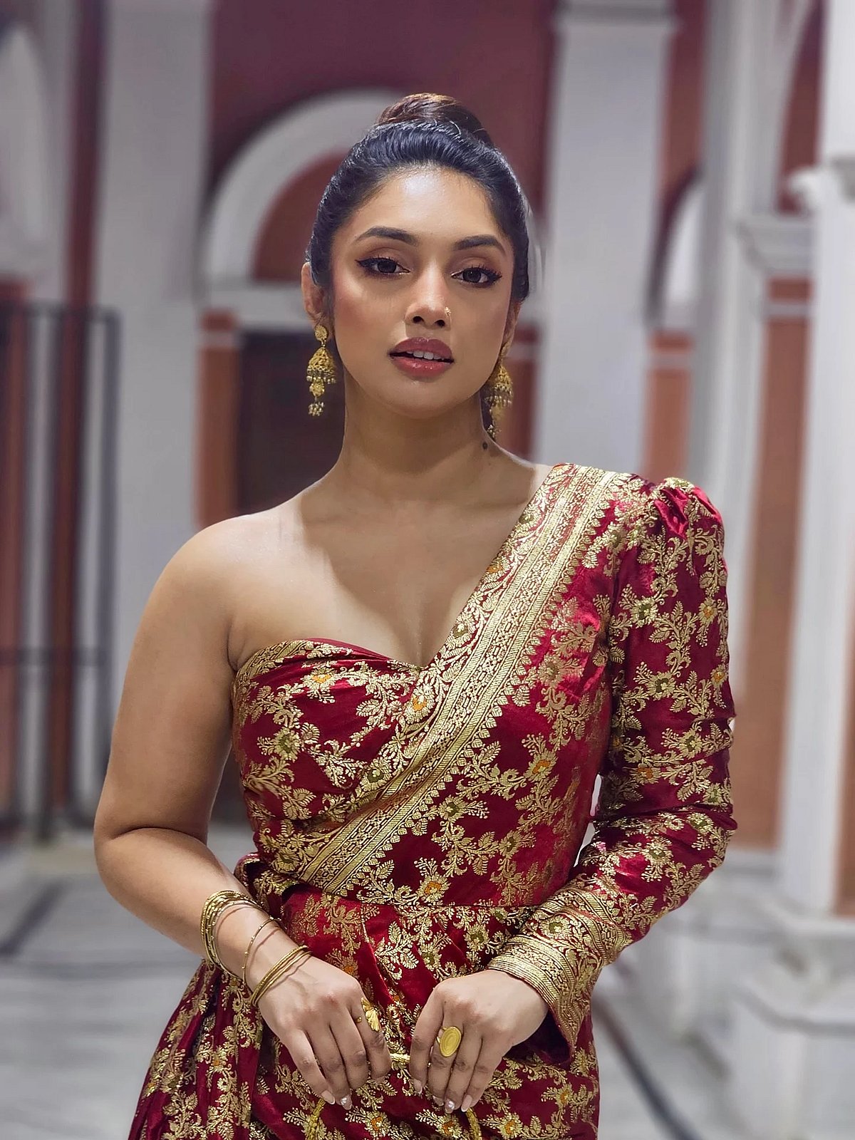 ওয়ান শোল্ডার কাতান গাউনের আকর্ষণীয় লুকে নাচের মেয়ে হৃদি