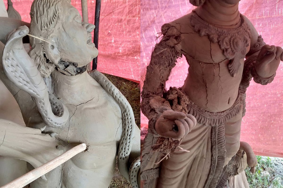 কার্তিকের ডান হাত মোচড়ানো ও অসুরের বাঁ হাত ভাঙা অবস্থায় পাওয়া গেছে। আজ সকালে নেত্রকোনা সদর উপজেলার কান্দুলিয়া কালীবাড়ি পূজামণ্ডপেছবি: প্রথম আলো