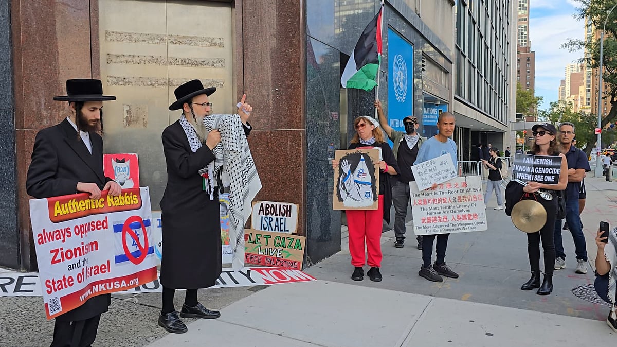 ফিলিস্তিনের পক্ষে জাতিসংঘের সামনে ইহুদিদের অবস্থান by তোফাজ্জল হোসেন