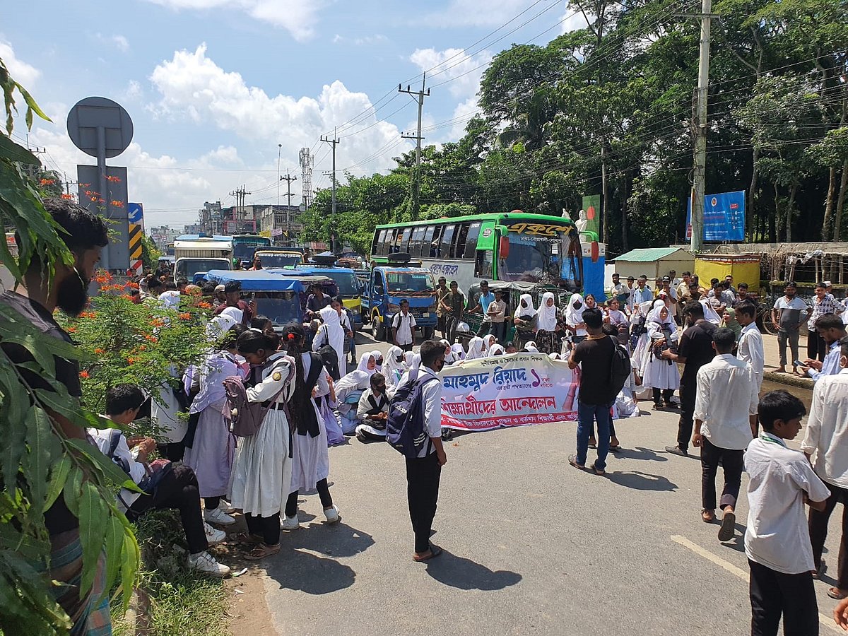 নোয়াখালী উচ্চ বিদ্যালয়ের প্রধান শিক্ষকের অপসারণের দাবিতে শিক্ষার্থীদের সড়ক অবরোধ। আজ সকালে জেলা শহর মাইজদীর সুরাধাম থানার সামনের সড়কেছবি: প্রথম আলো
