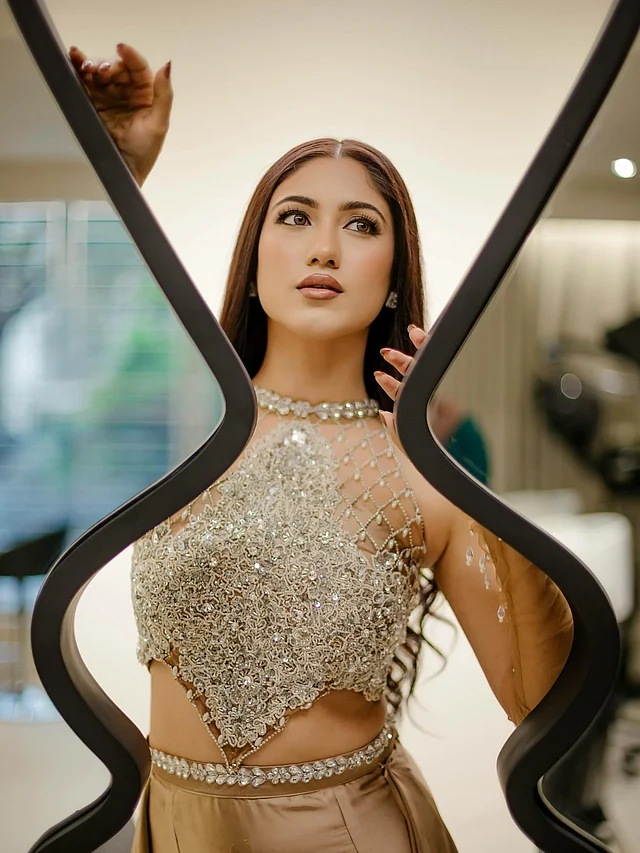 কানে পরেছেন স্টেটমেন্ট স্টাড, আর গলায় পোশাকের নিজস্ব ঝলমলে নেকলাইনের কারণে আলাদা নেকপিসের প্রয়োজন হয়নি
