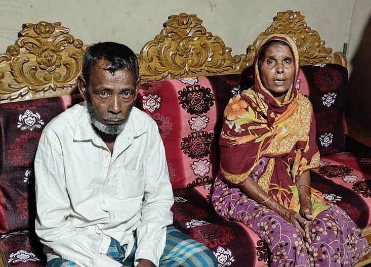 জাকিরের বাবা আবুল ফজল ও মা আছমা খাতুন। গতকাল রাত আটটায় তোলাছবি: প্রথম আলো