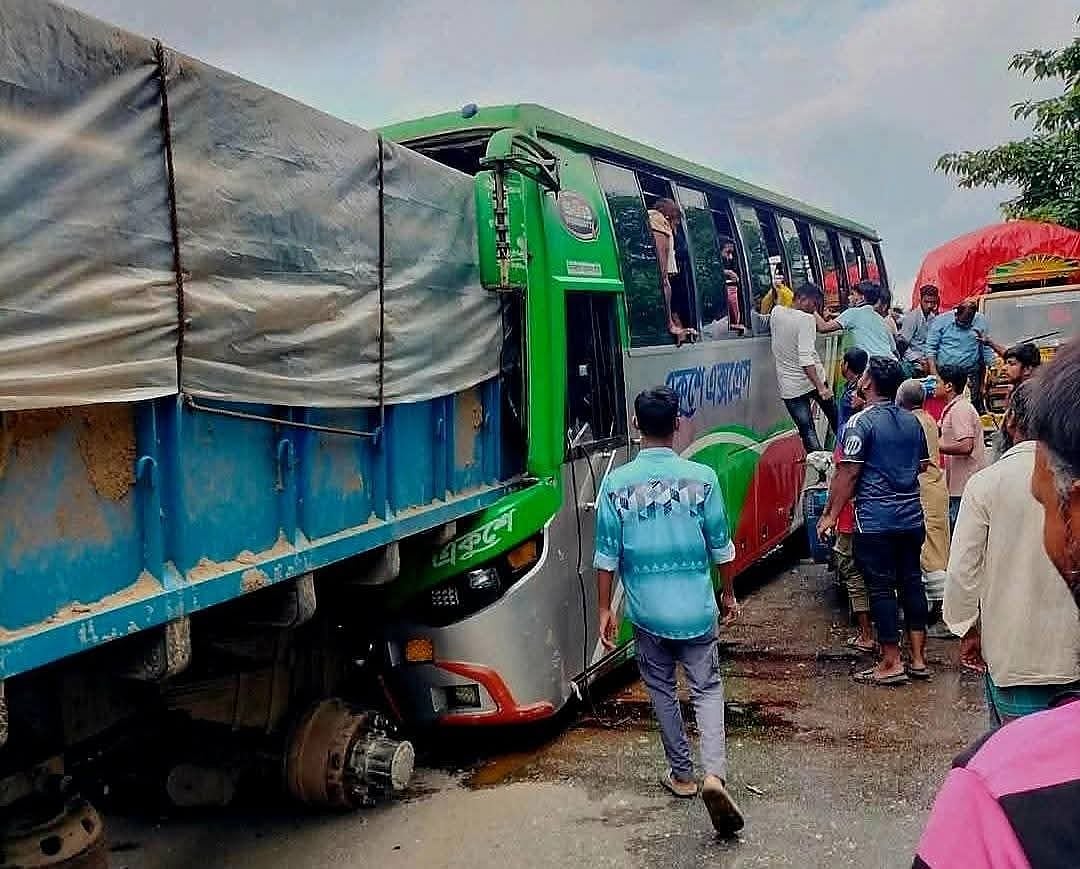 নোয়াখালীতে দাঁড়িয়ে থাকা ট্রাকের পেছনে ধাক্কা দেয় একটি বাস। এ ঘটনায় চালক নিহত হন। আজ দুপুরে সোনাইমুড়ী উপজেলার নাওতলা এলাকায়ছবি : প্রথম আলো