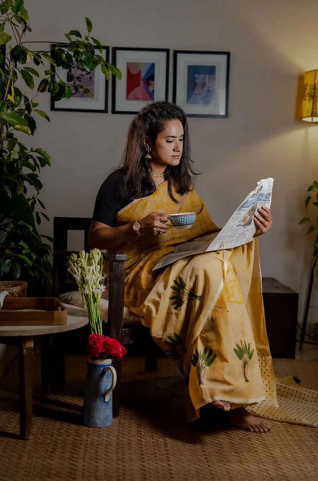 গাছের ইলাস্ট্রেশন নকশা হিসেবে বেছে নেওয়া হয়েছে এই সরষে হলুদ শাড়িতে। শাড়ির ওপরের অংশের অলংকরণে ব্যবহার করা হয়েছে একটু গাঢ় রঙে বিমূর্ত নকশা। আর আঁচলে করা হয়েছে সবুজ পোলকা ডট।