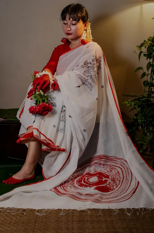 লাল-সাদা এই শাড়িটি মানিয়ে যাবে পূজার যেকোনো আয়োজনে। বিশেষ করে দশমীতে।  
