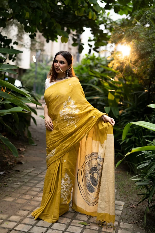 একই নকশায় সরষে হলুদ রঙে আরেকটি শাড়ি এনেছে কটন রুটস।
