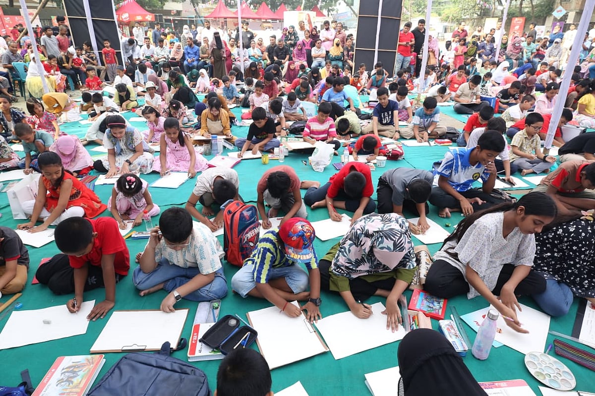 আনন্দমেলায় চিত্রাঙ্কন প্রতিযোগিতায় মনোযোগী শিশু-কিশোরেরা 