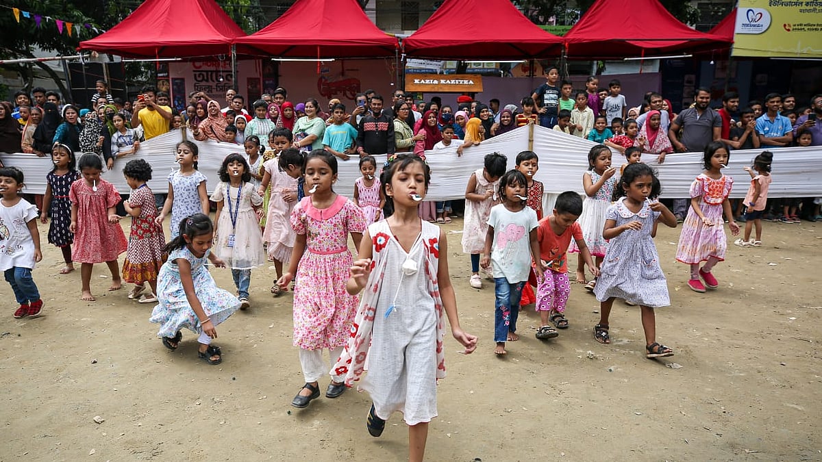 চামচে মার্বেল নিয়ে লক্ষ্যে পৌঁছানোর প্রতিযোগিতায় শিশুরা