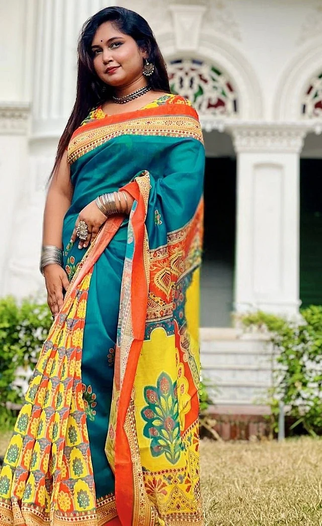 সবুজ শাড়িটি সত্যিই নজরকাড়া 