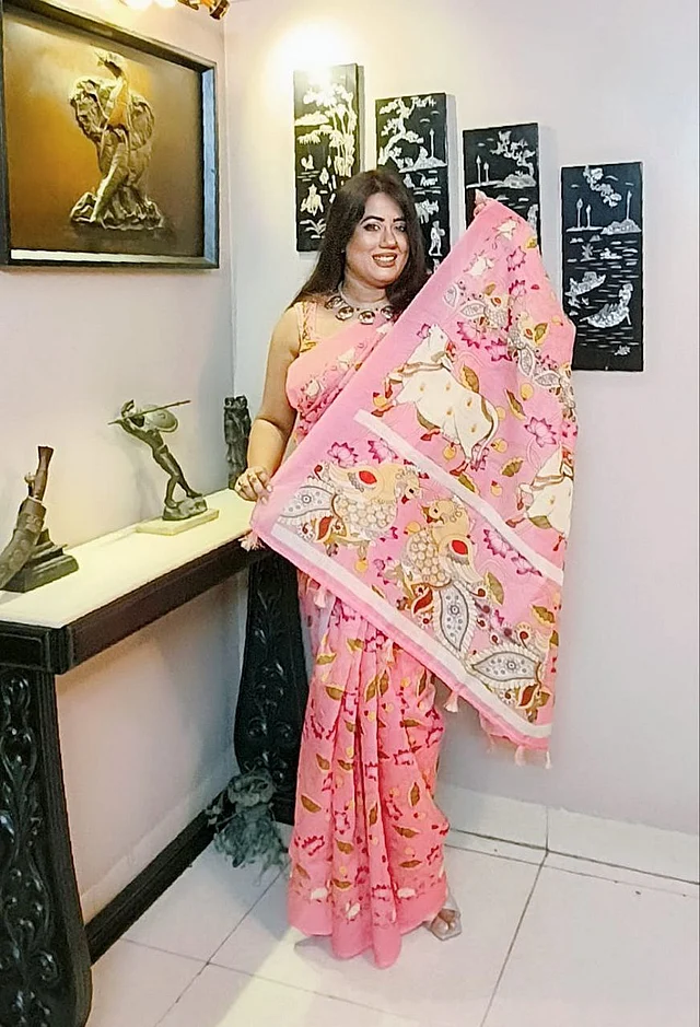 এই গরমে চোখে আরাম দেবে বেবি পিংক কাউ থিমের শাড়ি