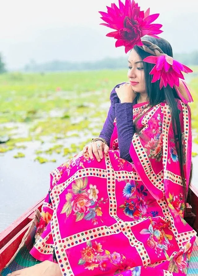 ট্রেন্ডে গা ভাসিয়ে এমন ছবি তোলা যায় হট পিংক শাড়িতে