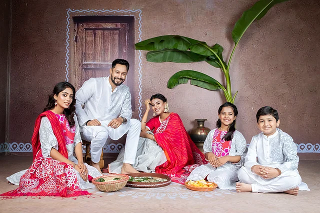 প্রতিটি পোশাক যেন পুজোর সকাল, দুপুর আর সন্ধ্যার গল্প বলে