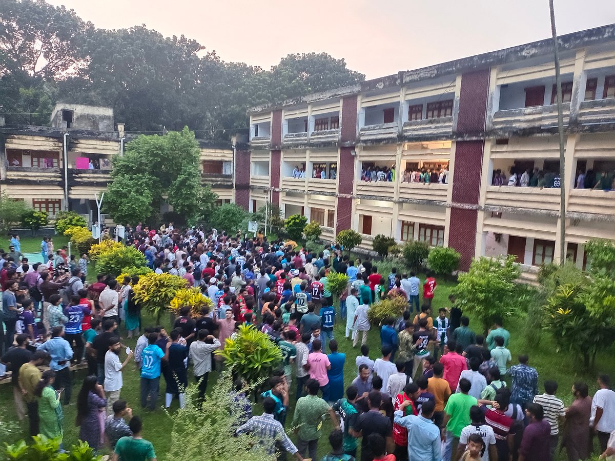 রাজশাহী বিশ্ববিদ্যালয়ের জুবেরী ভবন প্রাঙ্গণে অবস্থান নিয়ে বিক্ষোভ করছেন শিক্ষার্থীরা। শনিবার বিকেলে