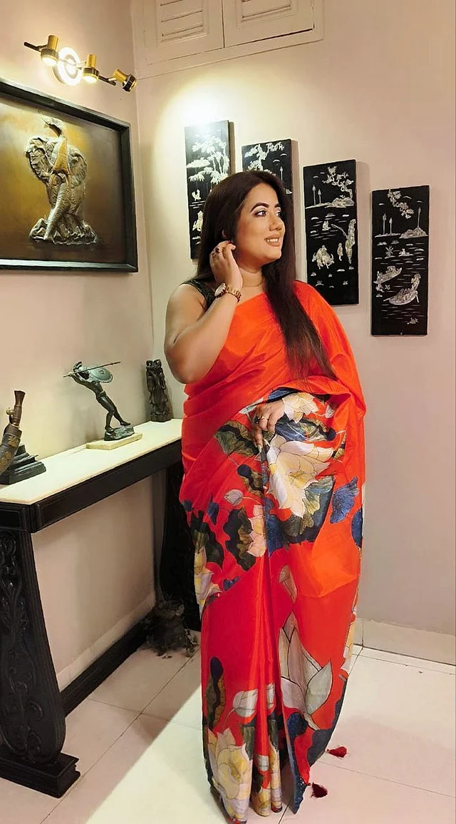 ডিজিটাল প্রিন্টের লাল শাড়িটি বেছে নিতে পারেন নবমীতে