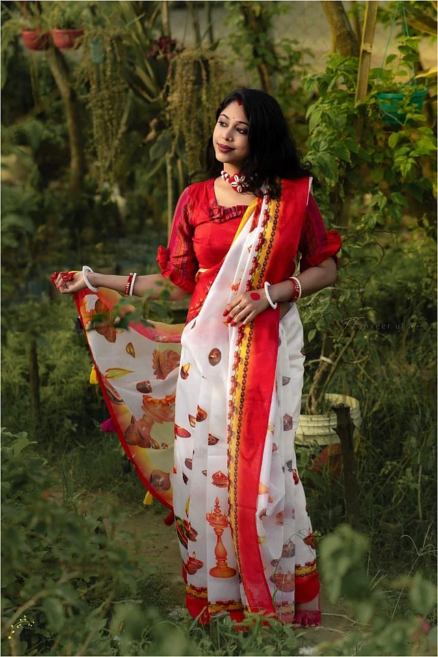 নেয়ে-ধুয়ে এমন একটা সাদা শাড়ি দিয়ে শুরু করা যায় নবরাত্রির প্রথম দিন 