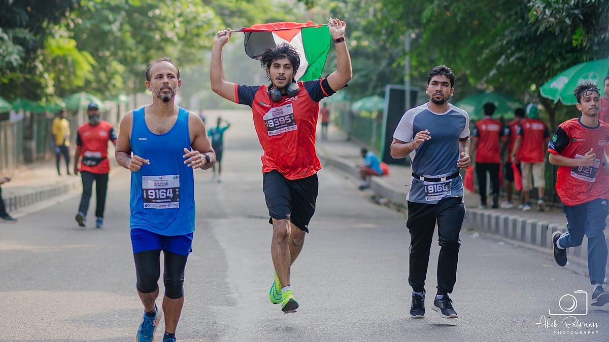 ফিলিস্তিনের পতাকা হাতে ২১ কিলোমিটার দৌড়ালেন তৌসিফ