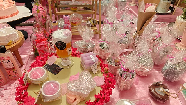 গোলাপি পণ্যে প্রাধান্য থাকলেও তারা অন্যান্য রঙের জিনিসও সংগ্রহ করেছেন। ভিন্ন রঙের পণ্যগুলোকে গোলাপি মোড়ক জড়িয়ে ও ফিতায় বেঁধে উপস্থাপন করা হয়েছে এই মেলায়।