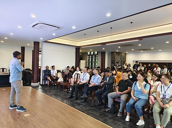 জিয়াংসুতে নবীন শিক্ষার্থীদের অভ্যর্থনায় বর্ণাঢ্য উৎসব