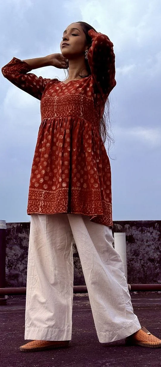 উৎসবে শুধু শাড়ি নয়, দেশি ম্যাটেরিয়ালে বানানো এমন জেনজিবান্ধব পোশাক মিলবে এখানে