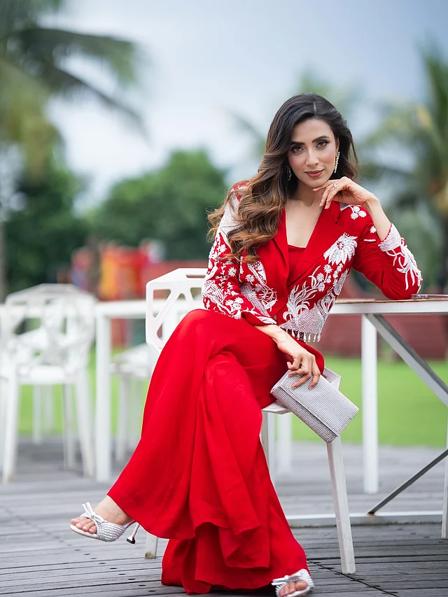 পায়ে পরতে বেছে নিয়েছেন মানানসই সিলভার হাই হিল