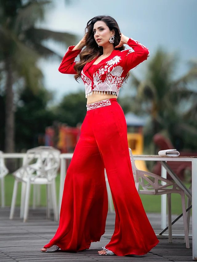 তাঁর পরনে প্রেম কালেকশনের টু-পিস সেট। ক্রপ জ্যাকেটের সঙ্গে জুটি হয়েছে হাই ওয়েস্টেড ফ্লেয়ার্ড প্যান্ট