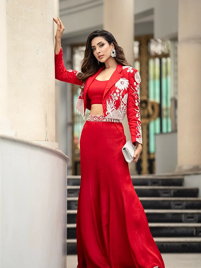রেড হট লুকে মিমের এই ইন্দো ওয়েস্টার্ন লুকটি নজর কেড়েছে ফ্যাশনিস্তা ভক্তদের 