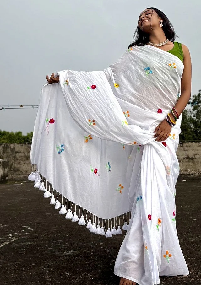 প্রকৃতি থেকে পাওয়া উপকরণেই তৈরি করা হয় উদ্যোগটির শাড়ি ও অন্যান্য পোশাক