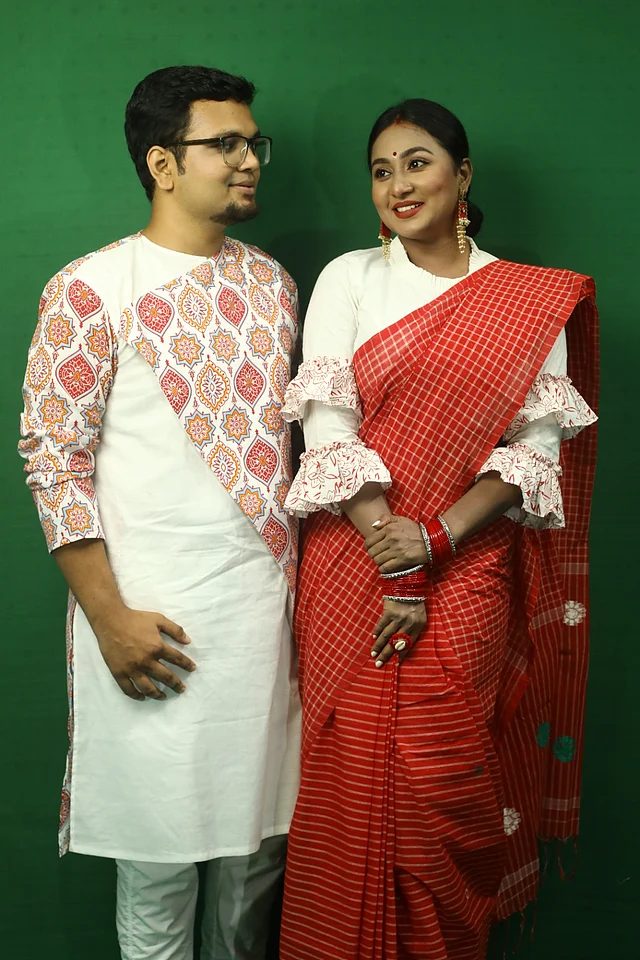 আলাদা করে বলতে হয় পাঞ্জাবি সংগ্রহের কথা। আরামকে প্রাধান্য দেওয়া পাঞ্জাবিগুলোর নকশায় পূজার মোটিফের প্রাধান্য থাকলেও ফ্লোরাল, বিমূর্ত মোটিফও দৃষ্টি এড়ায় না।