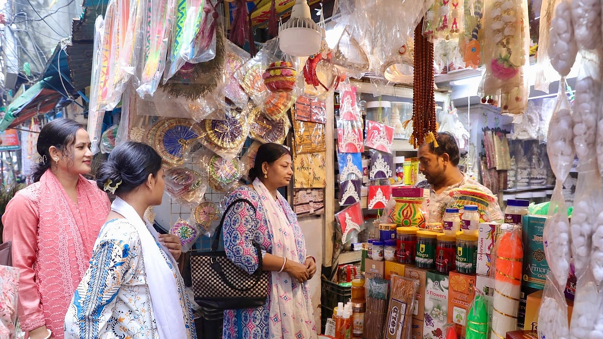 শাঁখারীবাজারে পূজার বাজারে যা পাওয়া যাচ্ছে