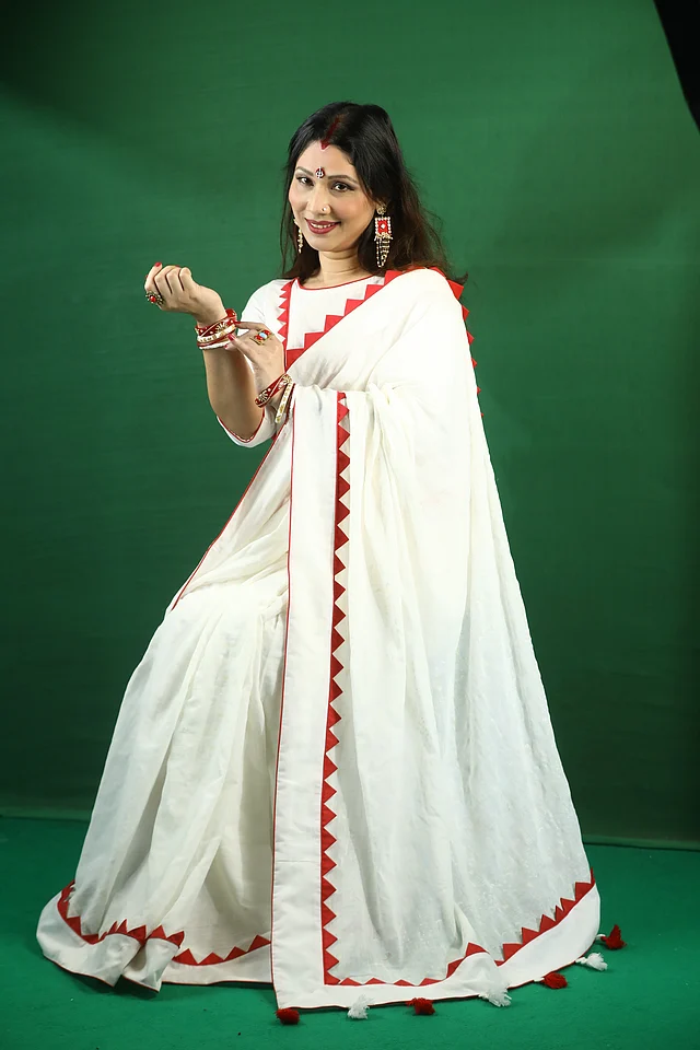 এই শাড়ি পাড়ে সাজানো হয়েছে নিখুঁত অ্যাপলিকের সংযোজনে। আঁচলেও আছে এই অ্যাপলিকের পুনরাবৃত্তি। সঙ্গে ভ্যালু অ্যাড করেছে ট্যাসেলের উপস্থিতি। নকশা মিনিমাল হলেও বেশ ফ্যাশনেবল এই শাড়ি।  