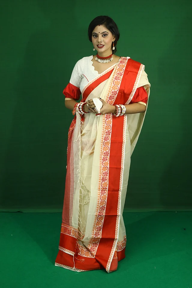 থিমের পাশাপাশি কিছু ক্লাসিক নকশার শাড়িও আছে ব্র্যান্ডটির এবারের শারদসংগ্রহে।