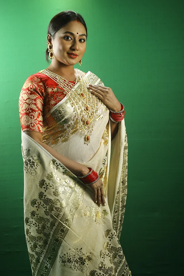 মিতার গল্পের পূজা কালেকশনের আরেকটি এক্সক্লুসিভ শাড়ি এটি। খাদিসিল্কে বোনা শাড়িতে ফয়েল প্রিন্ট করা হয়েছে।